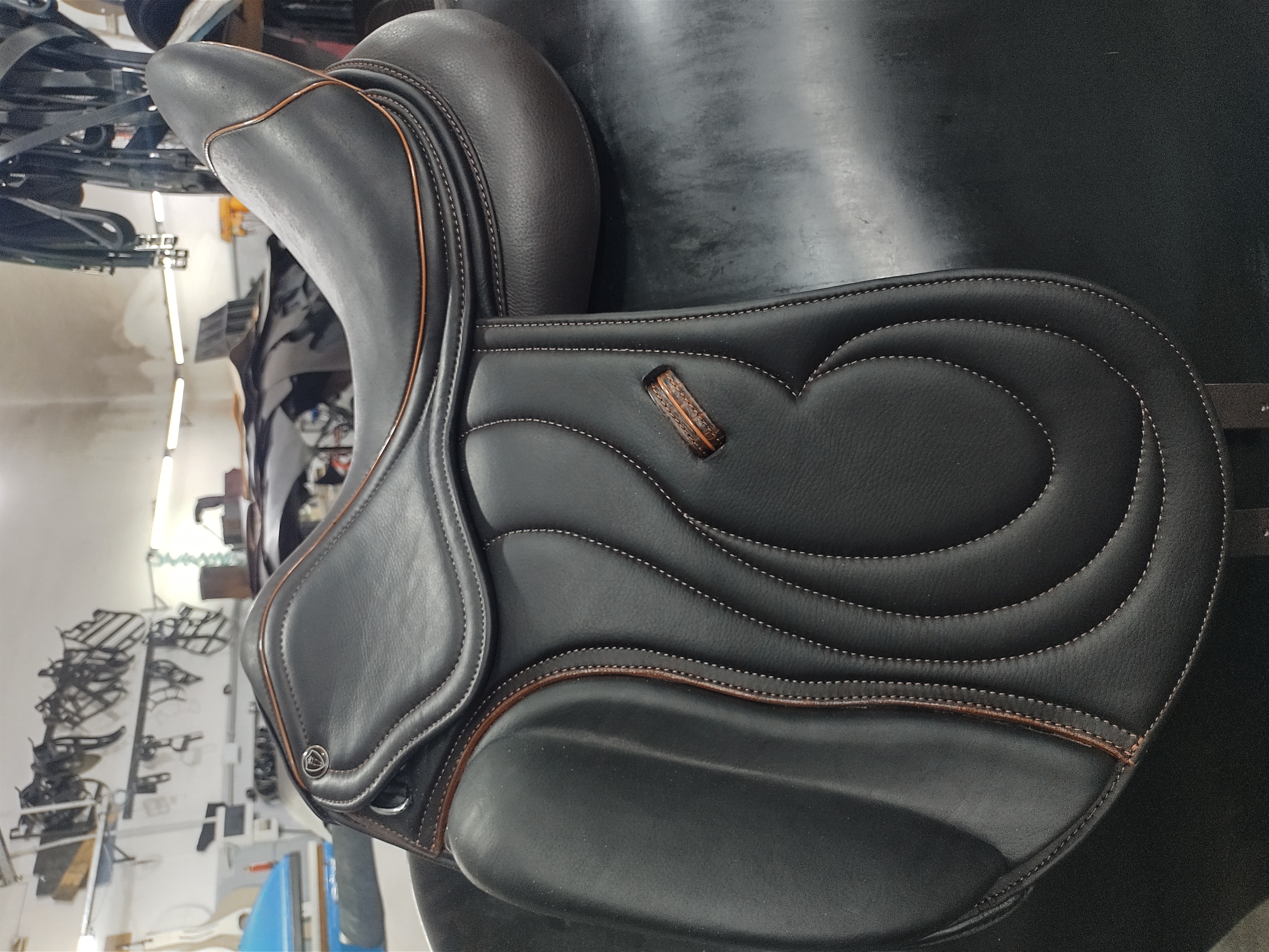 Silla dressage nueva tamaño 18