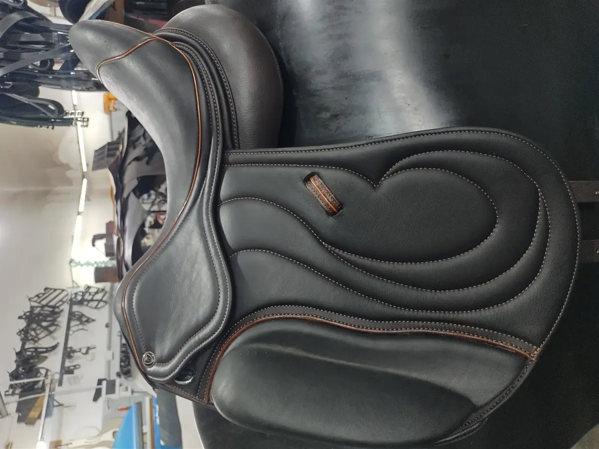 Silla dressage nueva tamaño 18